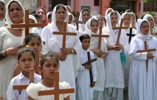 Cristãos participam de procissão de Sexta-Feira Santa em Amritsar, Índia, em 29 de março de 2024.