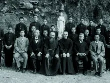 São Maximiliano Maria Kolbe (homem com barba ao centro) e seus companheiros em Nagasaki, Japão, em 1936.