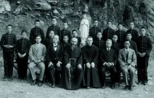 São Maximiliano Maria Kolbe (homem com barba ao centro) e seus companheiros em Nagasaki, Japão, em 1936.