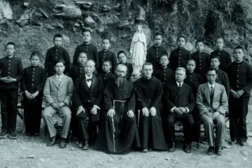 São Maximiliano Maria Kolbe (homem com barba ao centro) e seus companheiros em Nagasaki,