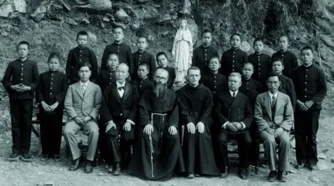 São Maximiliano Maria Kolbe (homem com barba ao centro) e seus companheiros em Nagasaki, ?? 