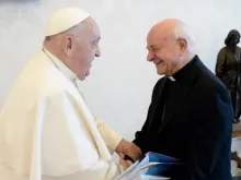 Papa Francisco recebe o presidente da Pontifícia Academia para a Vida, dom Vincenzo Paglia.