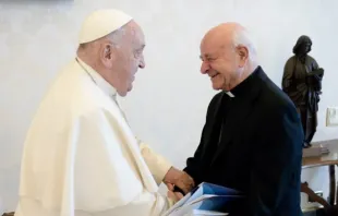 Papa Francisco recebe o presidente da Pontifícia Academia para a Vida, dom Vincenzo Paglia.