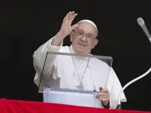 Papa Francisco acena a peregrinos reunidos na praça de São Pedro, no Vaticano, durante a oração do Ângelus em 4 de agosto de 2024.