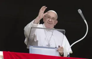 Papa Francisco acena a peregrinos reunidos na praça de São Pedro, no Vaticano, durante a oração do Ângelus em 4 de agosto de 2024.