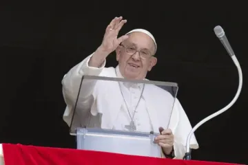 Papa Francisco acena a peregrinos reunidos na praça de São Pedro