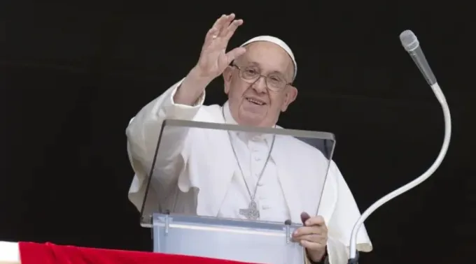 Papa Francisco acena a peregrinos reunidos na praça de São Pedro ?? 