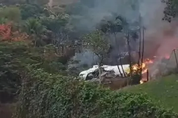 Destroços do avião que caiu na sexta-feira (9) em Vinhedo (SP)