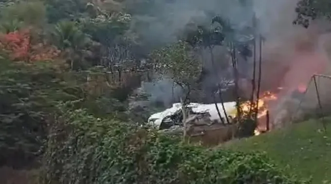 Destroços do avião que caiu na sexta-feira (9) em Vinhedo (SP) ?? 