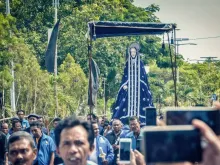 A estátua de Tuan Ma (Mãe Maria) é exibida em procissão pela cidade de Larantuka durante as celebrações da Semana Santa na ilha de Flores, Indonésia.