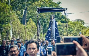 A estátua de Tuan Ma (Mãe Maria) é exibida em procissão pela cidade de Larantuka durante as celebrações da Semana Santa na ilha de Flores, Indonésia.