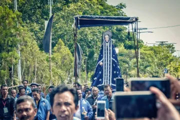 Estátua de Tuan Ma (Mãe Maria) em procissão pela cidade de Larantuka