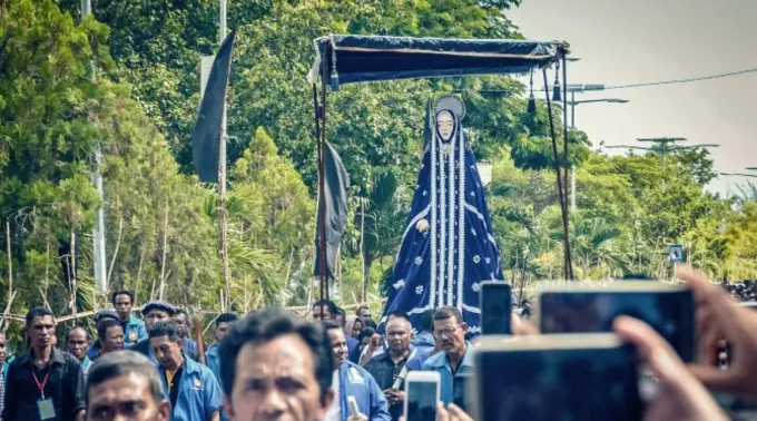 Estátua de Tuan Ma (Mãe Maria) em procissão pela cidade de Larantuka ?? 