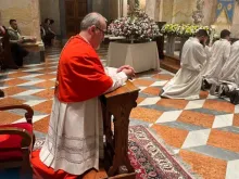 Cardeal Pierbattista Pizzaballa reza durante missa de conclusão do mês mariano na Terra Santa, em maio deste ano.