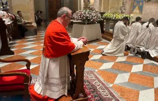 Cardeal Pierbattista Pizzaballa reza durante missa de conclusão do mês mariano na Terra Santa, em maio deste ano.