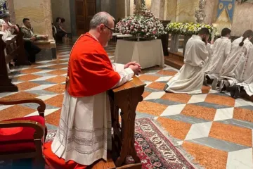 Cardeal Pierbattista Pizzaballa reza durante missa de conclusão do mês mariano na Terra Santa