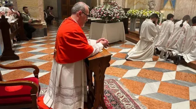 Cardeal Pierbattista Pizzaballa reza durante missa de conclusão do mês mariano na Terra Santa ?? 