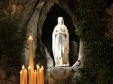 Gruta de Nossa Senhora de Lourdes, Lourdes, França.