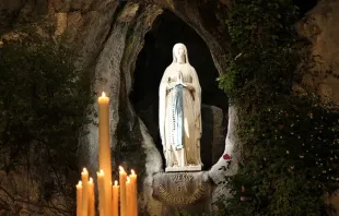 Gruta de Nossa Senhora de Lourdes, Lourdes, França.