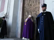 O cardeal James Harvey abre as portas santas da basílica de São Paulo Extramuros em 13 de dezembro de 2015.