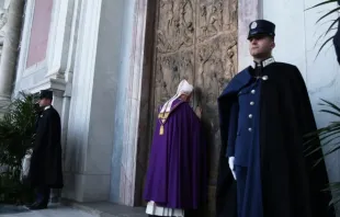 O cardeal James Harvey abre as portas santas da basílica de São Paulo Extramuros em 13 de dezembro de 2015.