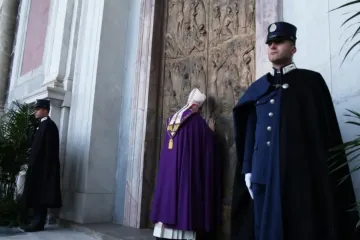 O cardeal James Harvey abre as portas santas da basílica de São Paulo Extramuros