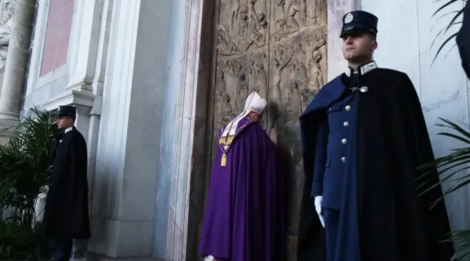 O cardeal James Harvey abre as portas santas da basílica de São Paulo Extramuros ?? 