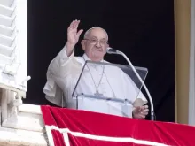 Papa Francisco acena a peregrinos reunidos hoje (15) na praça de São Pedro, no Vaticano, para seu discurso na oração do Ângelus na solenidade da Assunção de Nossa Senhora.