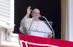 Papa Francisco acena a peregrinos reunidos hoje (15) na praça de São Pedro, no Vaticano, para seu discurso na oração do Ângelus na solenidade da Assunção de Nossa Senhora.