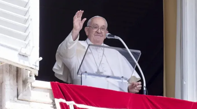 Papa Francisco acena a peregrinos ?? 