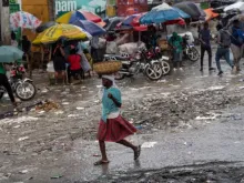 Mulher caminha na chuva em Porto Príncipe, Haiti, em 24 de outubro de 2022.