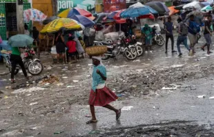 Mulher caminha na chuva em Porto Príncipe, Haiti, em 24 de outubro de 2022.