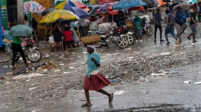 Mulher caminha na chuva no Haiti ?? 