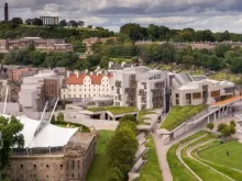 "O foco deve ser fornecer cuidados, não fornecer uma morte barata”, disse a BCOS. Foto do parlemento  escocês em Edimburgo, Escócia.