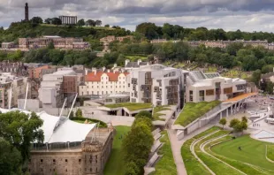 "O foco deve ser fornecer cuidados, não fornecer uma morte barata”, disse a BCOS. Foto do parlemento  escocês em Edimburgo, Escócia.