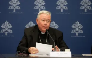 O cardeal Jean-Claude Hollerich, relator geral do Sínodo da Sinodalidade, fala à mídia na sede temporária da Sala de Imprensa da Santa Sé, no Vaticano, em 20 de junho de 2023.