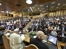 Papa Francisco fala sobre sinodalidade em encontro anual para moderadores de associações internacionais de fiéis, movimentos eclesiais e novas comunidades, organizado pelo Dicastério para os Leigos, a Família e a Vida, em 13 de junho de 2024.