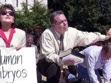 Eva Edl (à esquerda), ativista pró-vida de longa data reza em frente ao Senado dos EUA no Capitólio em Washington D.C., EUA, em 6 de setembro de 2001 em protesto à decisão do então presidente dos EUA, George W. Bush, de permitir pesquisa limitada de células-tronco embrionárias.