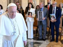 Papa Francisco recebe familiares de vítimas da explosão no porto de Beirute, Líbano, ocorrida em 2020.