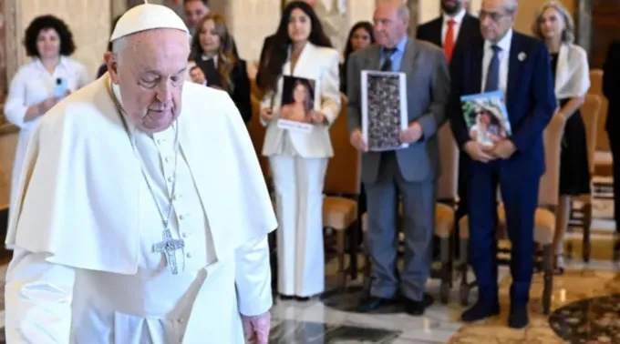 Papa Francisco recebe familiares de vítimas da explosão no porto de Beirute ?? 