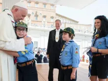 Papa Francisco recebe jovens escoteiros italianos no Vaticano.