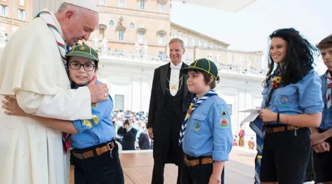 Papa Francisco recebe jovens escoteiros italianos no Vaticano ?? 