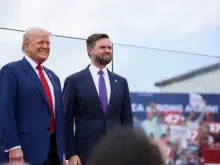 O  ex-presidente dos EUA e candidato republicano à presidência, Donald Trump, com o candidato republicano à vice-presidência dos EUA, JD Vance, em evento em Asheboro, Carolina do Norte, EUA, em 21 de agosto de 2024.