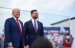 O  ex-presidente dos EUA e candidato republicano à presidência, Donald Trump, com o candidato republicano à vice-presidência dos EUA, JD Vance, em evento em Asheboro, Carolina do Norte, EUA, em 21 de agosto de 2024.