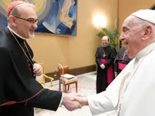 Papa Francisco com o patriarca latino de Jerusalém, cardeal Pierbattista Pizzaballa, em audiência hoje (28) no Vaticano.