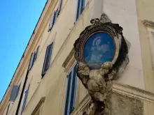 Uma Madonnelle com o Menino Jesus adorna prédio de apartamentos romano.