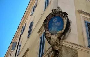 Uma Madonnelle com o Menino Jesus adorna prédio de apartamentos romano.