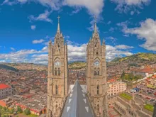 Basílica do Voto Nacional em Quito, Equador.