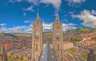 Basílica do Voto Nacional em Quito, Equador.