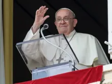 Papa Francisco em oração do Ângelus ontem (1) na praça de São Pedro, no Vaticano.